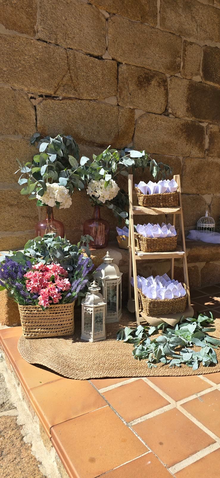 Rincón del arroz de Butterfly con cestas de cucuruchos y flores en una boda