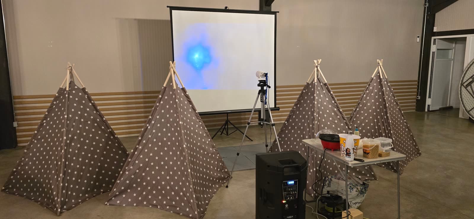 Cine de verano para niños con tipis y pantalla