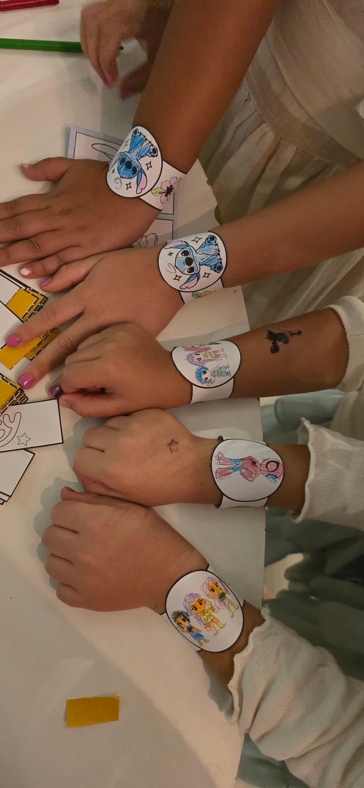 Niños con pulseras de papel hechas en la animación