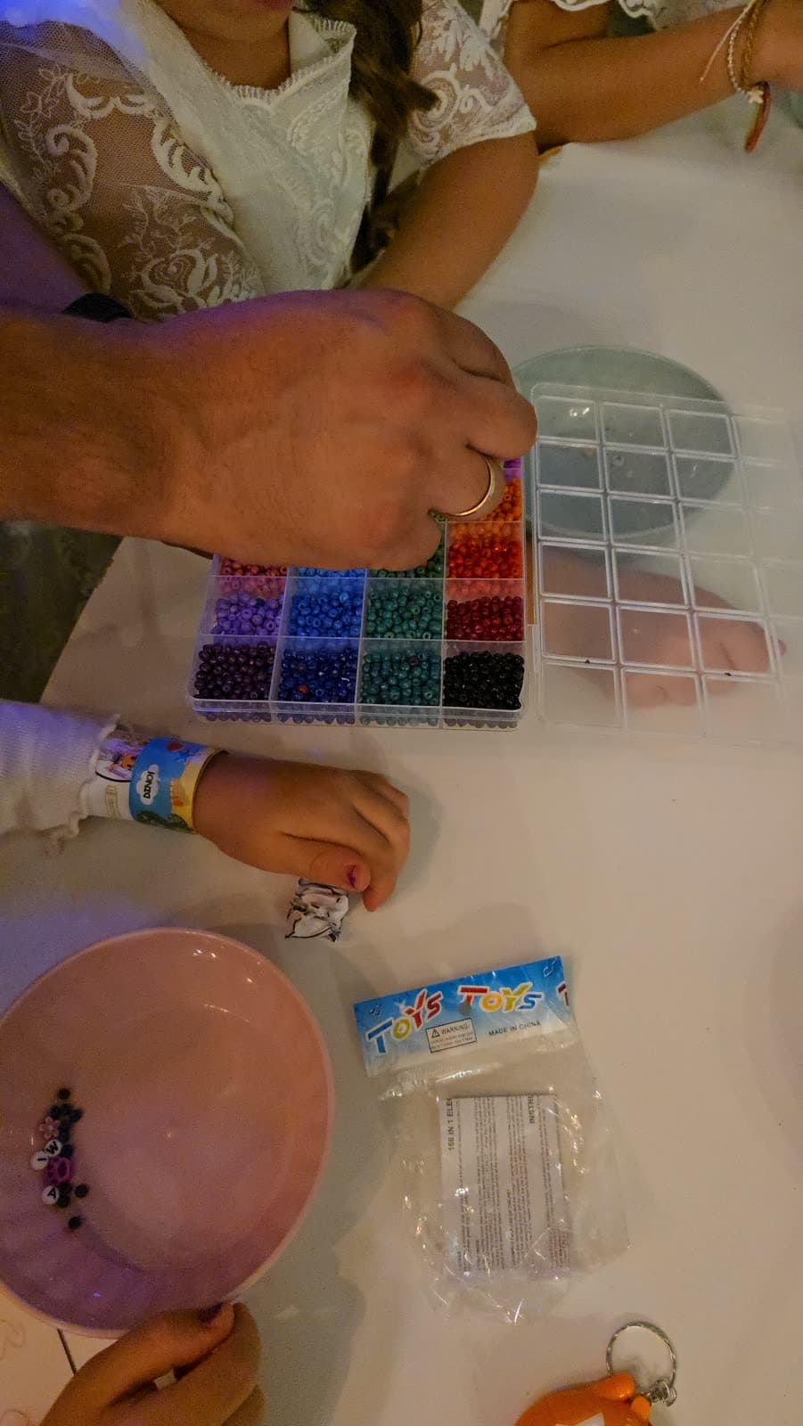 Taller de pulseras con abalorios de colores