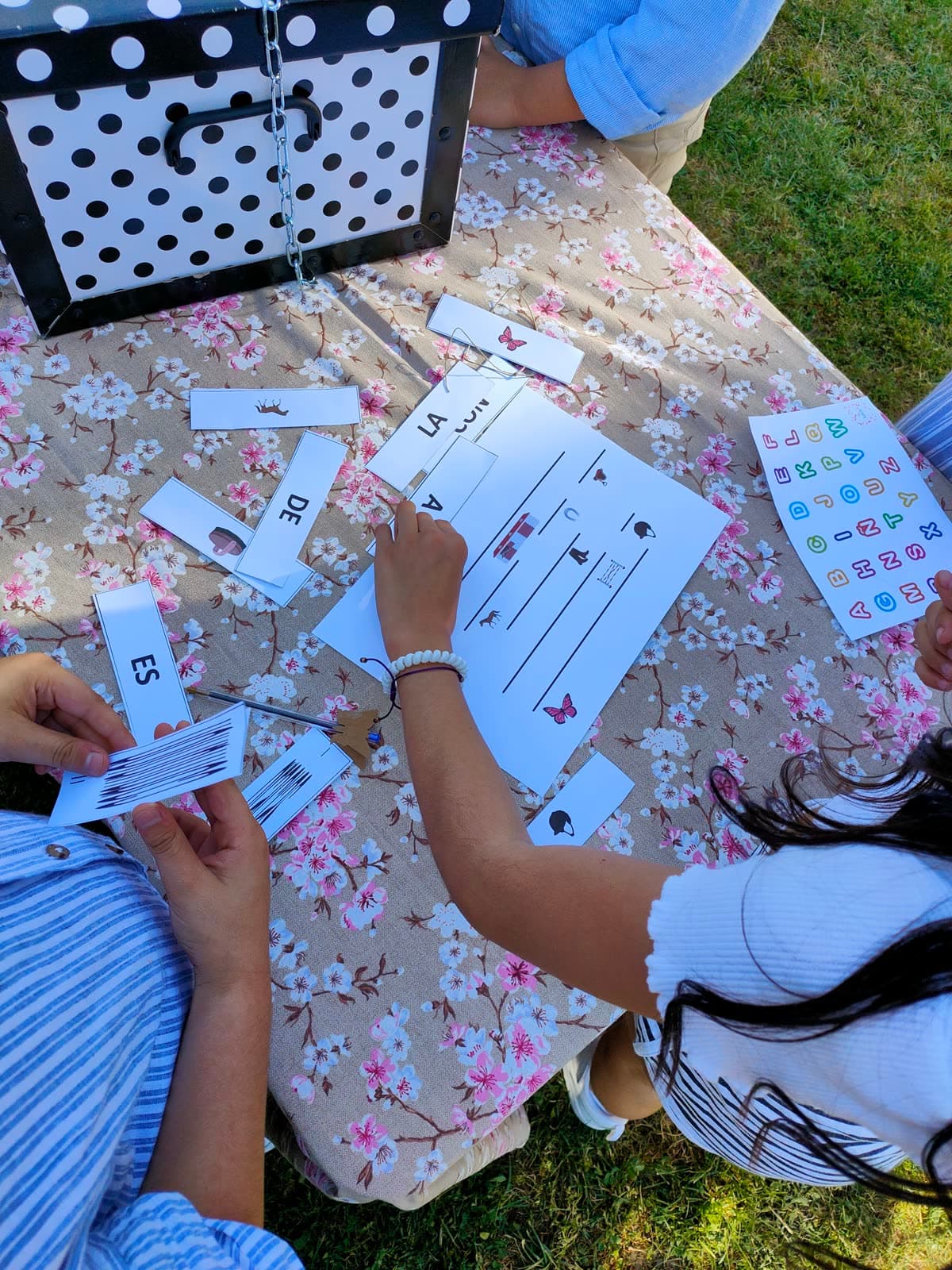 Niños resolviendo un juego de palabras en una gincana
