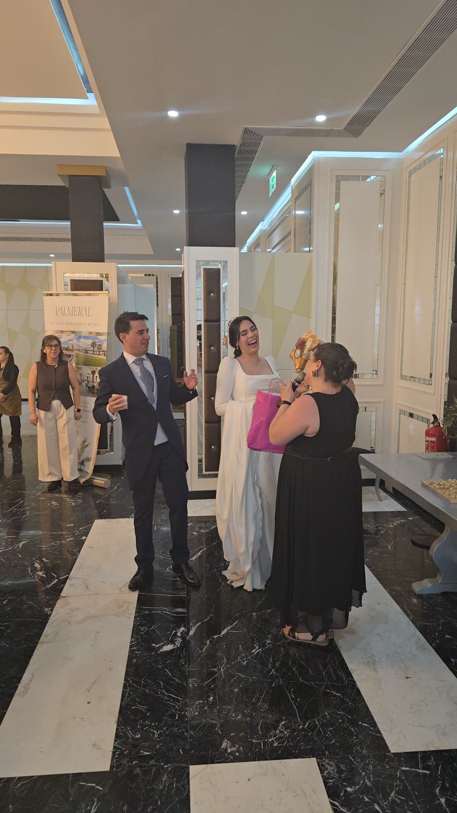 Presentadora de Butterfly animando el bingo en una boda