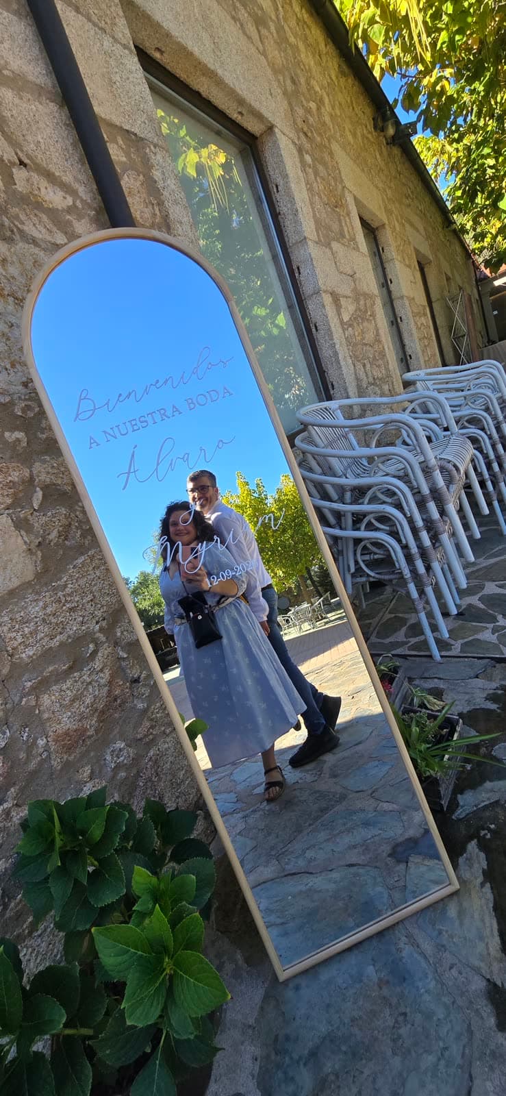 Espejo de bienvenida de una boda con una pareja reflejada