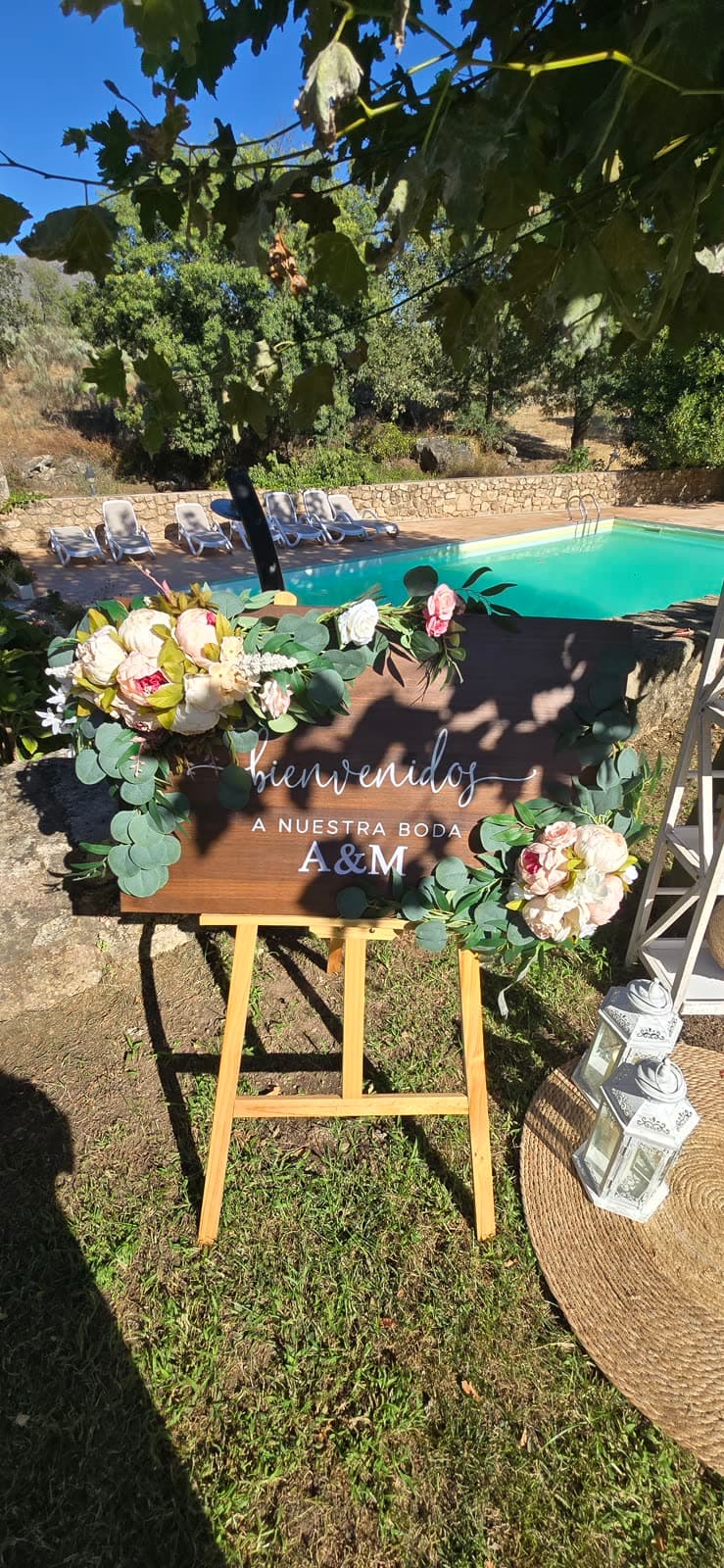 Mesa decorada con flores preparada para una boda al aire libre