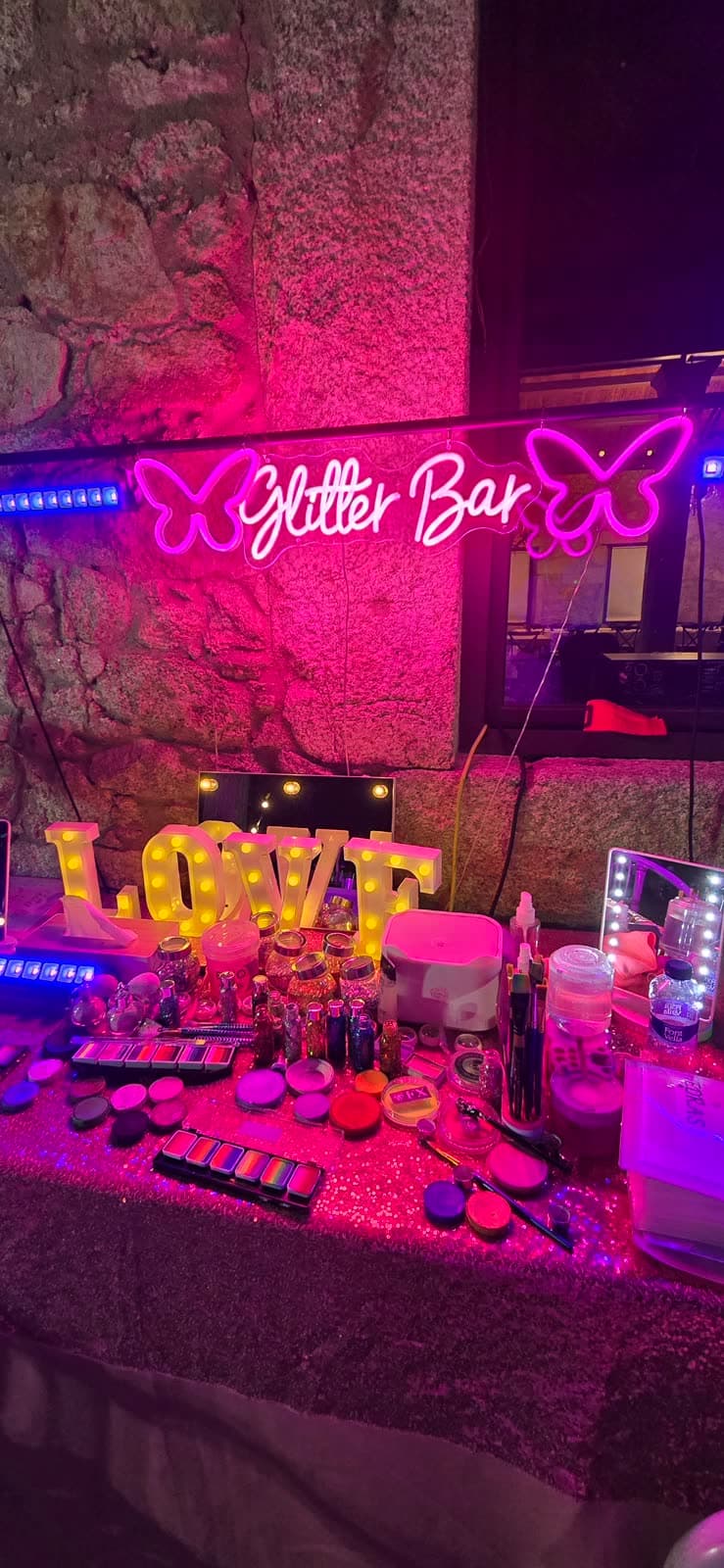 Glitter Bar de Butterfly con su neón y las letras LOVE