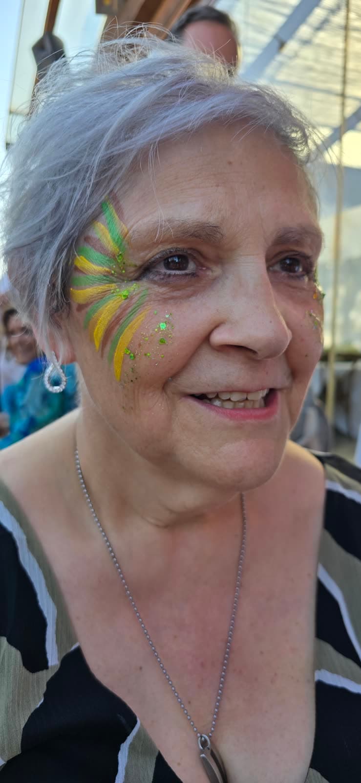Invitada con un diseño de glitter de colores en la sien