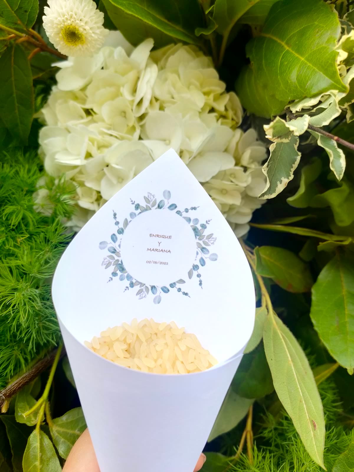 Cono de arroz personalizado con los nombres de los novios