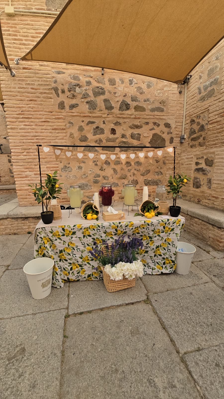 Rincón de la limonada con mantel de limones bajo un toldo