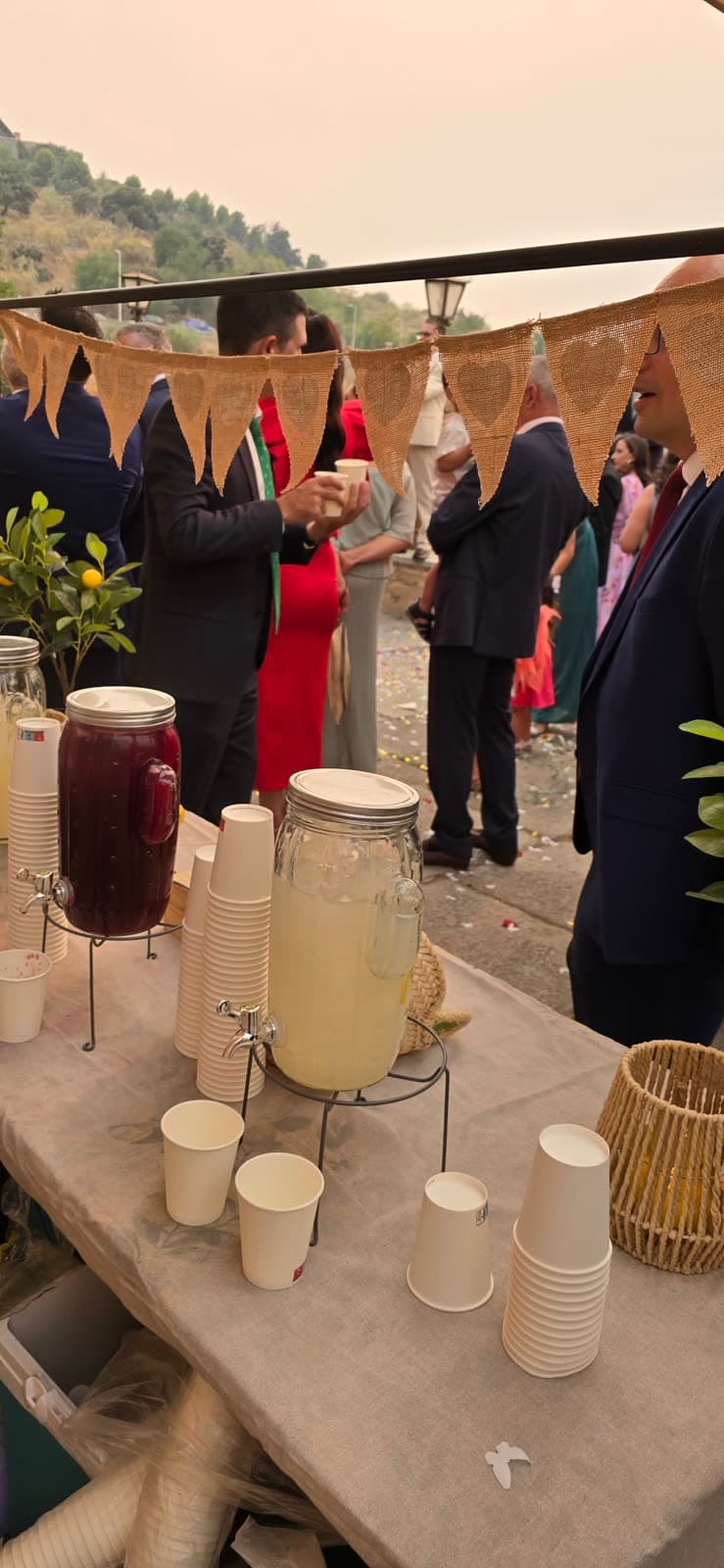 Invitados sirviéndose limonada a la salida de la ceremonia