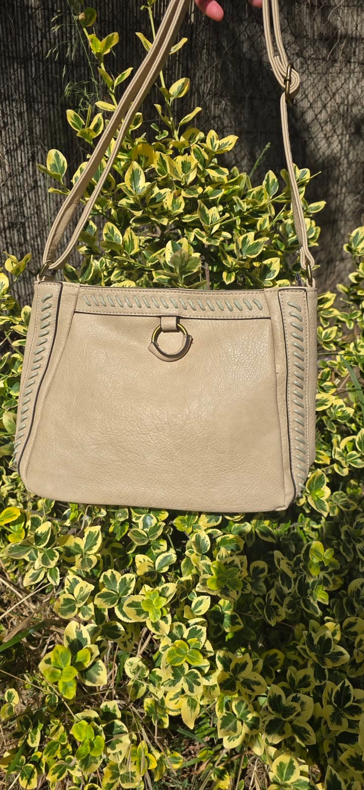 Bolso de polipiel en color beige