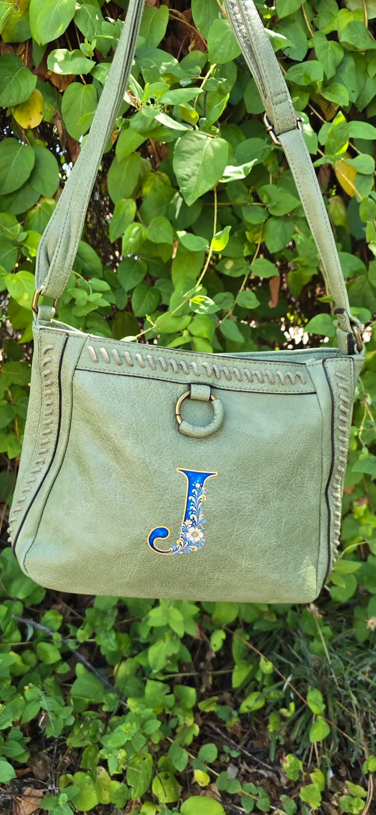 Bolso de polipiel con una J azul estilo cerámica de Talavera