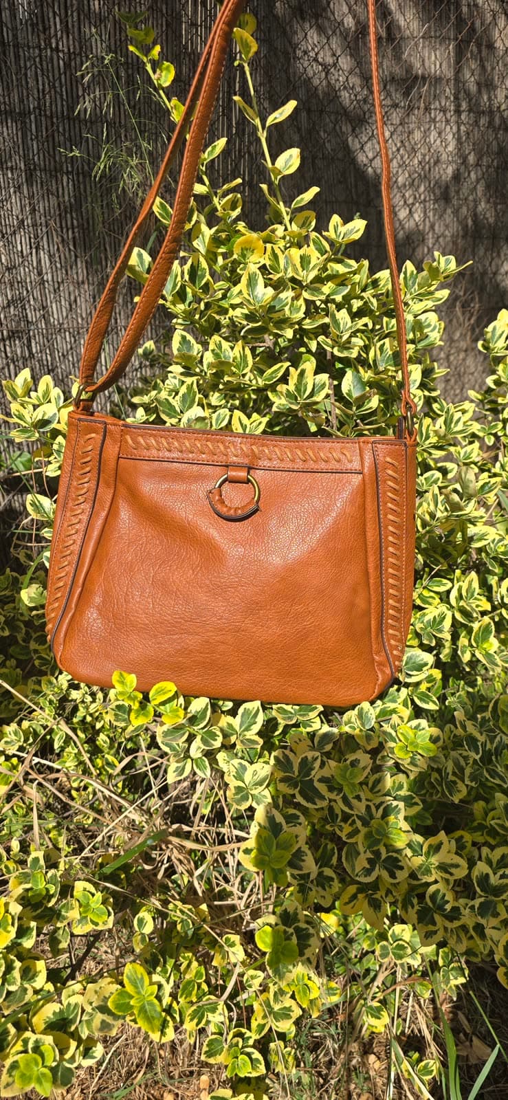 Bolso de polipiel en color marrón