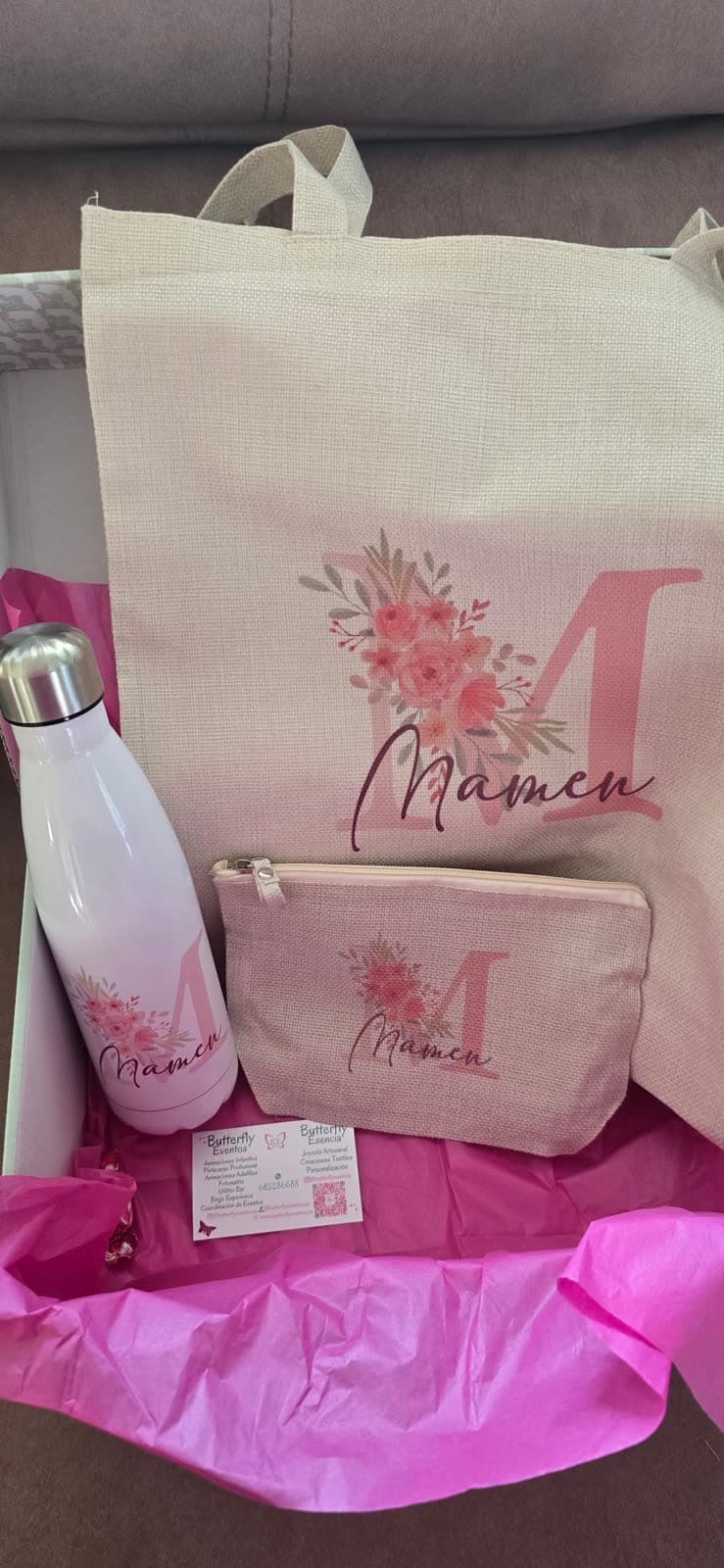 Caja de regalo personalizada con bolsa, neceser y botella con el nombre Mamen